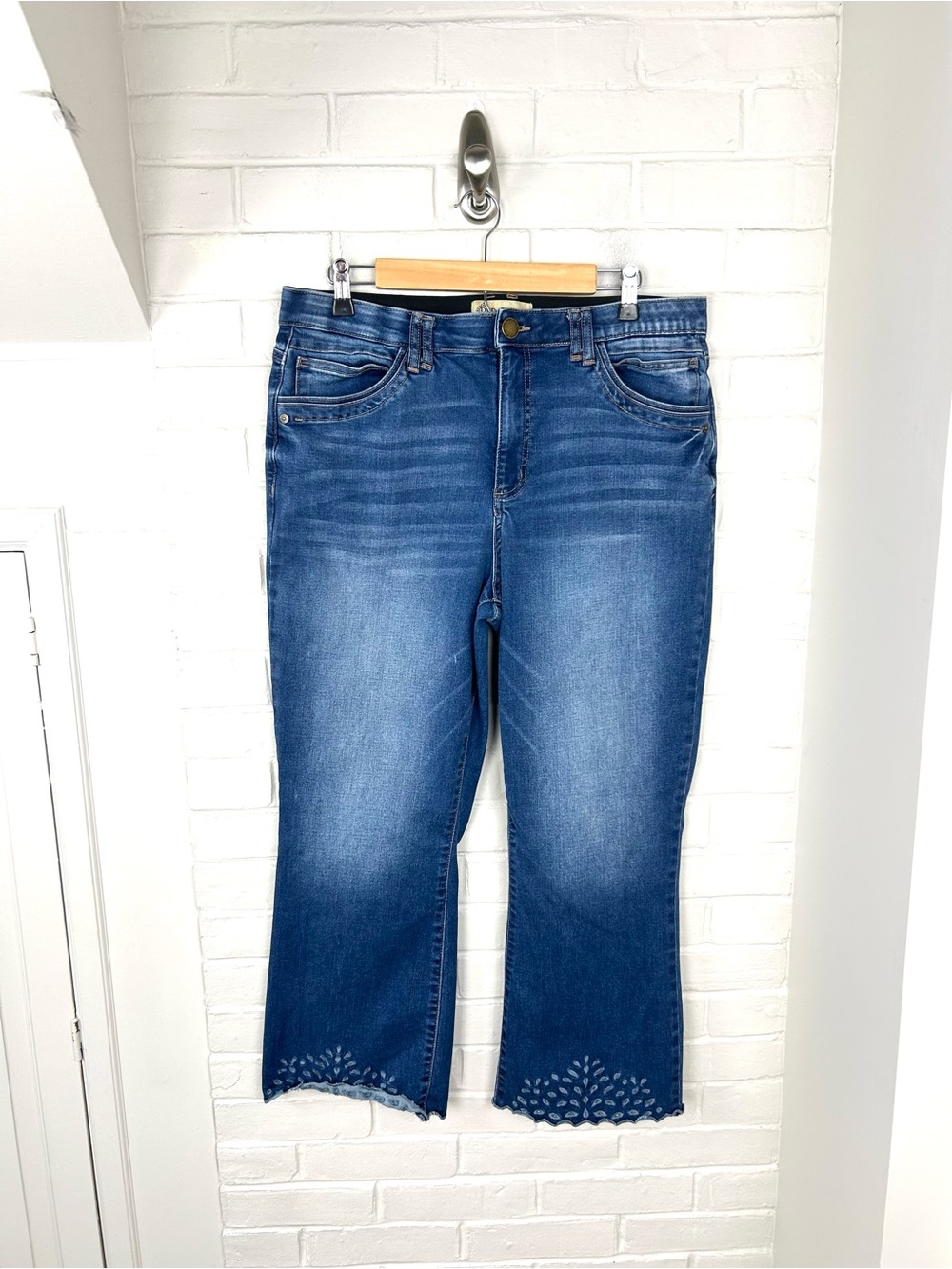 Democracy “Ab Technology” Cropped Eyelet Leg Hem Trim Jeans Size 16
